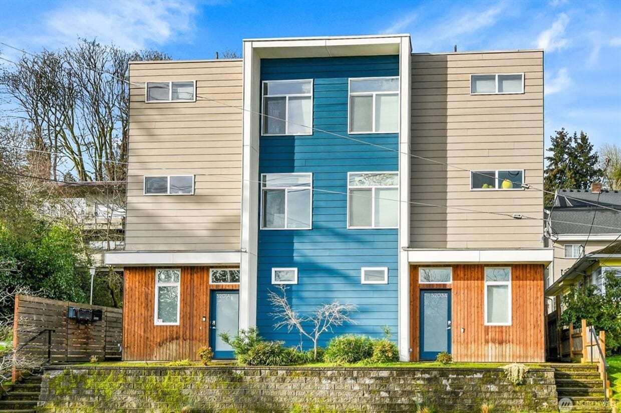 Primary Photo - Charming 8 Bedroom Home - Located in the h...
