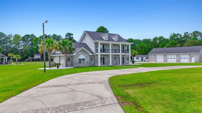 Foto del edificio - Peaceful and Luxury Living on 3+ Acres