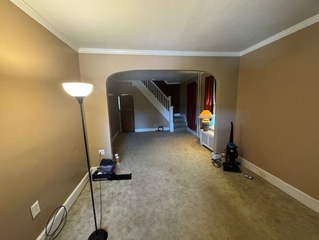 Building Photo - 4 bedroom 1.5 bath