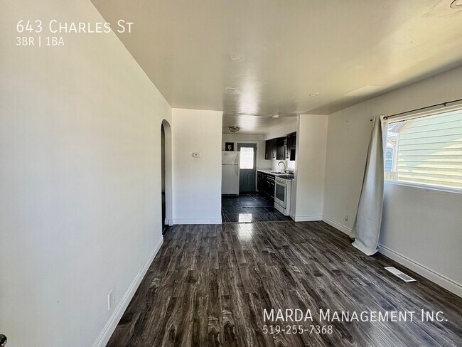 Photo du bâtiment - CHARMING 3 BED 1 BATH W/ LARGE YARD & CENTRAL AIR + HYDRO, WATER & GAS