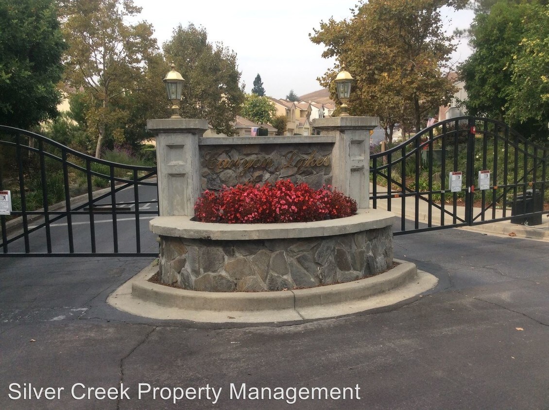 Foto principal - 2080 Canyon Lakes Dr