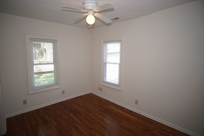 Building Photo - North Knoxville Cottage!