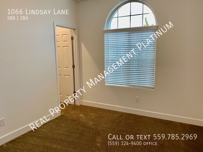 Building Photo - $2,395 Leonard & Barstow 3 Bed + office, S...