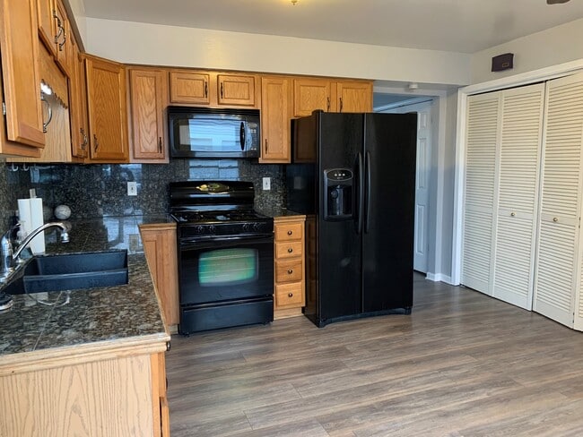 Building Photo - 209 Laurel Dr