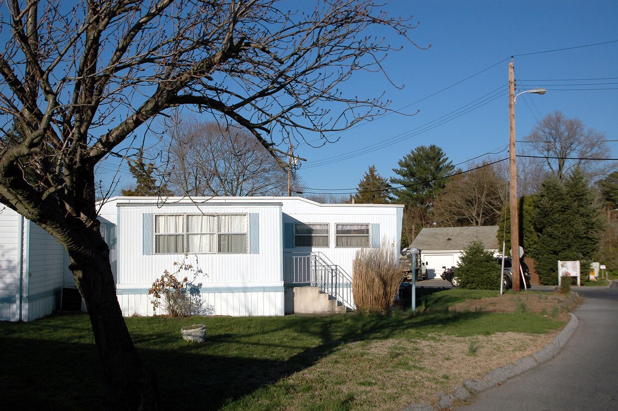 Building Photo - Little Flowers Estates