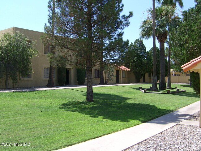 Building Photo - 810 S Kolb Rd
