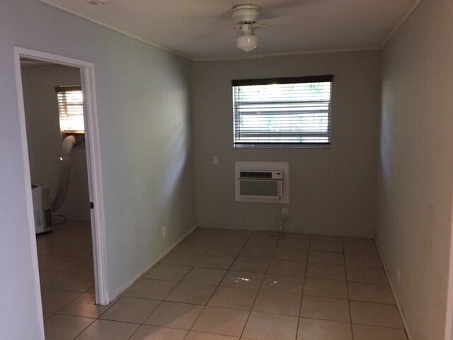 living room - 710 NE 17th Way