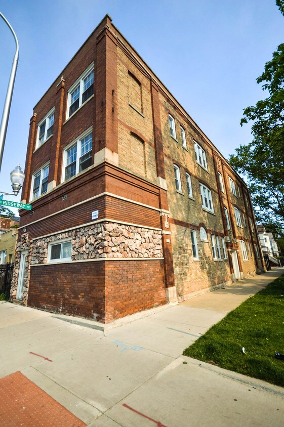 Foto principal - 3734 W Diversey Ave