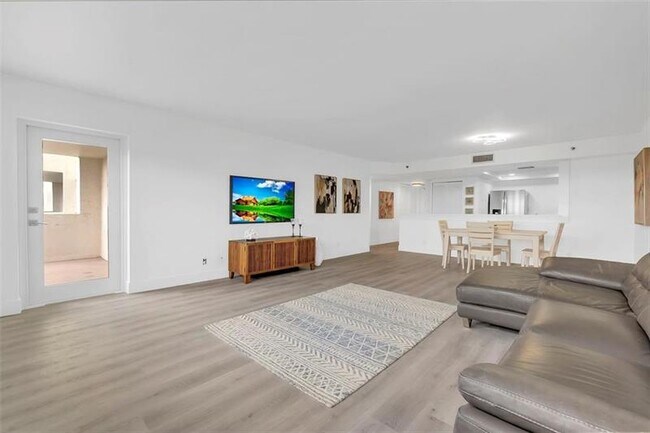 Foto del edificio - 3200 Port Royale Dr S