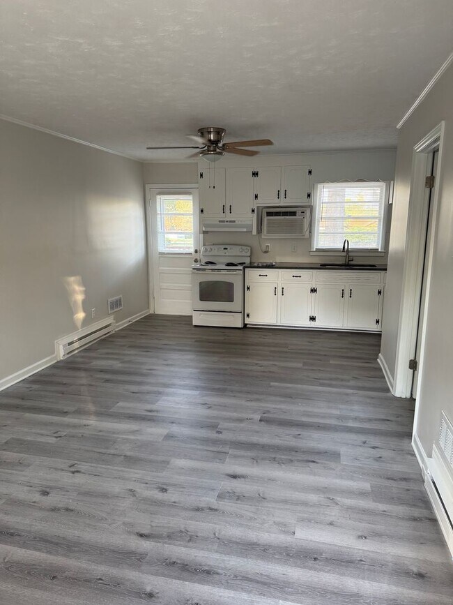 Building Photo - Updated One Bedroom Apartment in Matthews