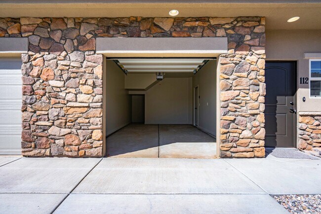 Foto del edificio - Townhome available in Millcreek Springs with a community pool!