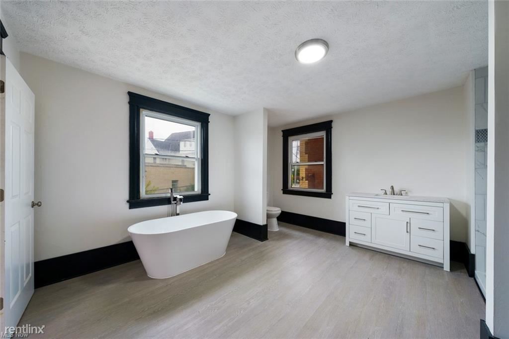 Foto principal - 3 br, 2 bath House - 1376 West 73rd Street