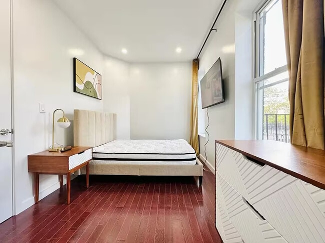 Building Photo - Crown Heights Room, HDTV, 24 min to Manhattan #537