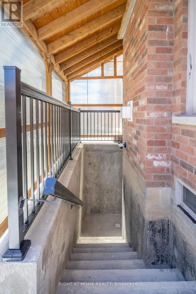 Building Photo - 136 Durhamview Cres