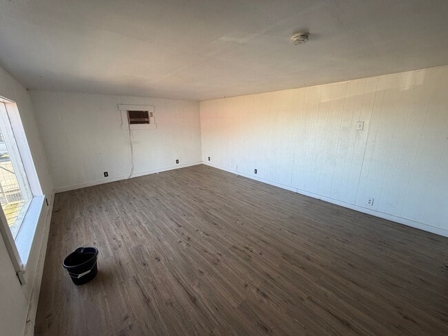 Building Photo - 2 bed 1 bath in Taft!