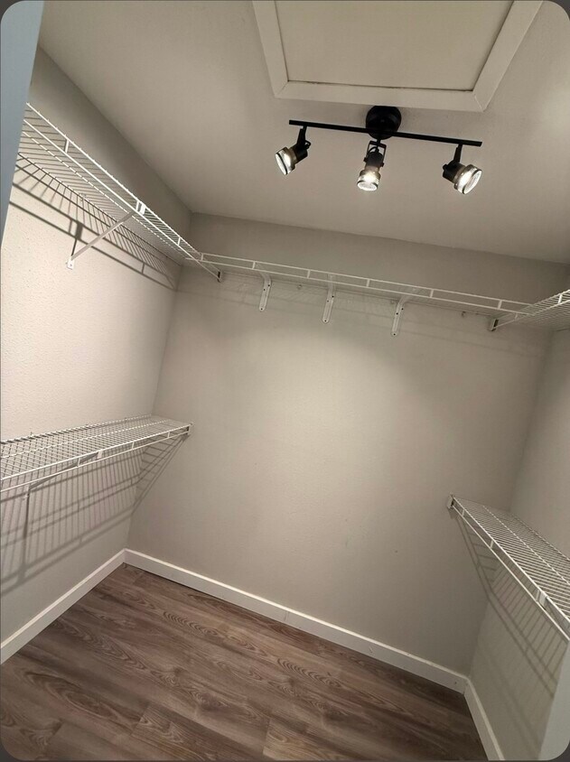 Foto del edificio - 4444 Victory Dr