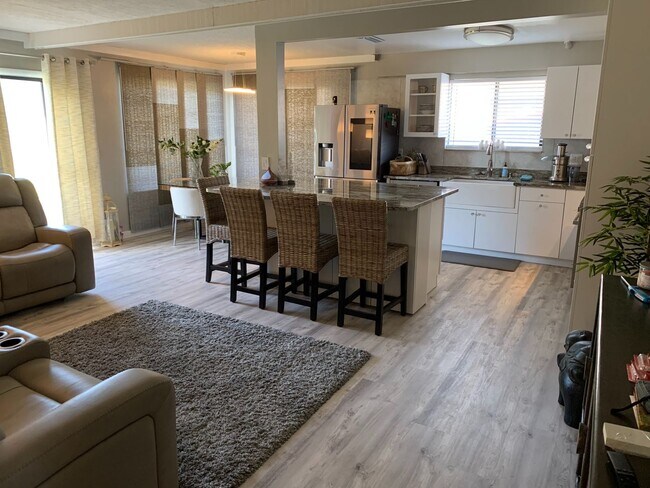 Foto del edificio - WALK TO THE BEACH! 4 bed, 2 bath, 2 car ga...