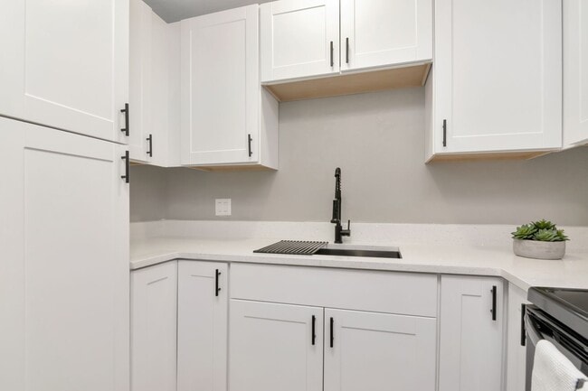 Foto del edificio - Move-In Incentive! Updated 2/1 Brandon Duplex — Half Off December Rent