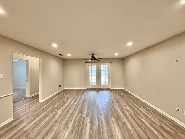 Building Photo - Tour Today! Stunning 3 Bedroom, 2 Bathroom Duplex in Tyler!