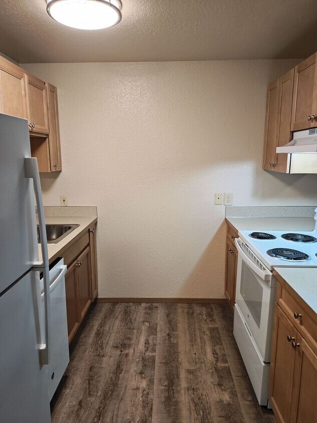 Building Photo - Ground Floor - Corner Unit! Newly Renovated!