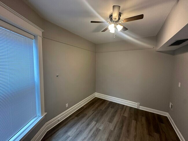 Building Photo - 6426 S Ingleside Ave