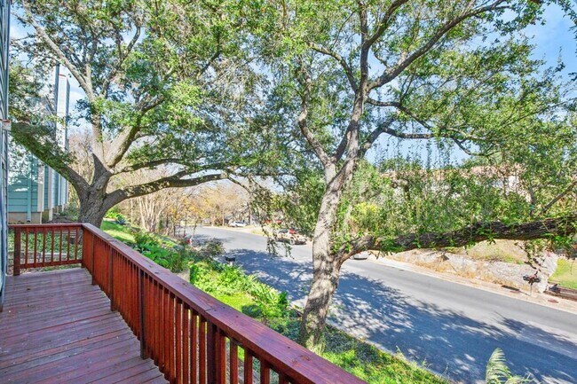 Foto del edificio - 6726 Lancret Hill Dr