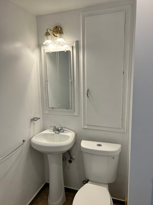 Foto del edificio - 418 E 1st St