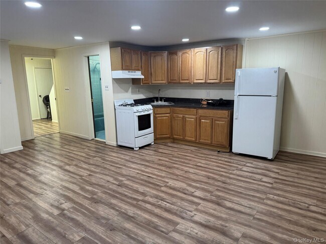 Foto del edificio - 1393 Pelham Pkwy N