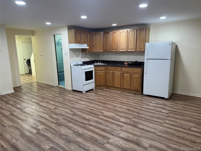 Building Photo - 1393 Pelham Pkwy N