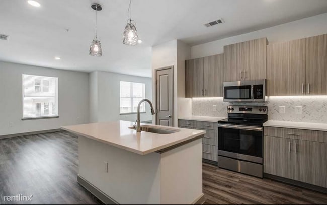 Building Photo - 1 br, 1 bath Flat - 6801 Harry Hines Blvd