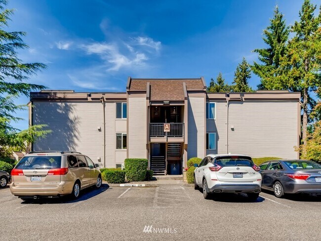 Main Entrance, Front Row Parking - 14650 NE 32nd St