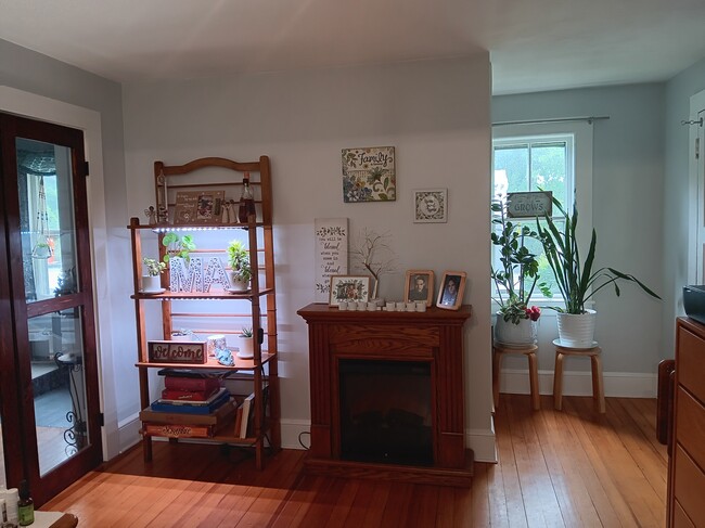 Building Photo - 185 E Housatonic St