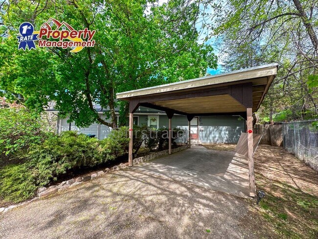 Foto del edificio - 1032 Floral Ln