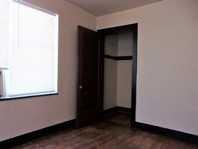 Foto del edificio - LARGE 1 BED 1 BATH EDGEMERE PARK ADDITION NW OKC