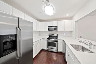 Building Photo - 391 Pleasant St