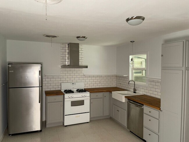 Building Photo - SHORT-TERM LEASE AVAILABLE THROUGH 6/30/24