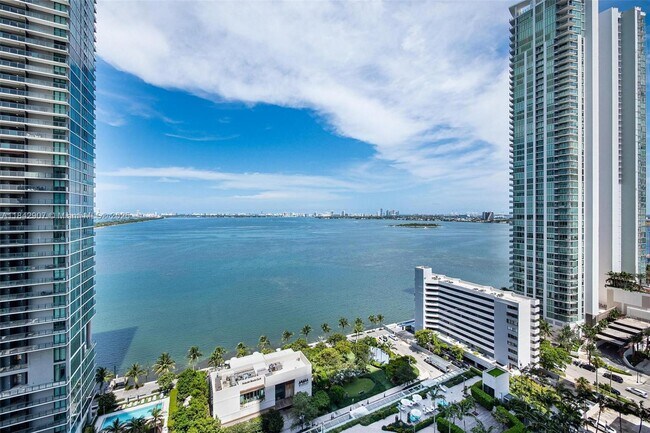 Foto del edificio - 650 NE 32nd St