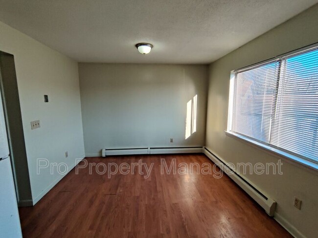 Building Photo - 218 Oakville Ave