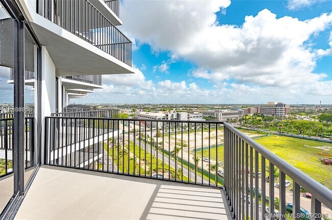 Foto del edificio - 5300 Paseo Blvd