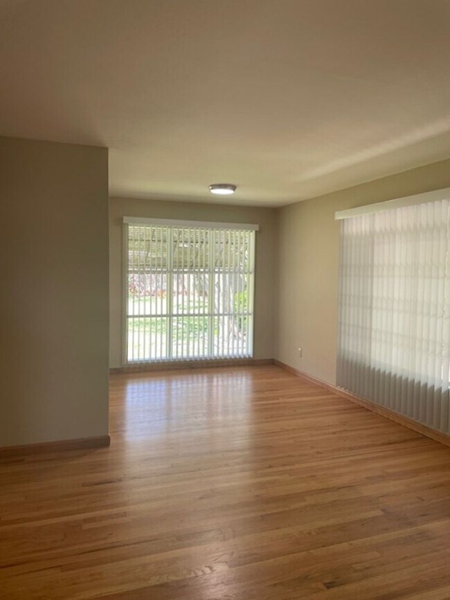 Foto del edificio - Charming 3 Bedroom Home on a Quiet Tree-Li...