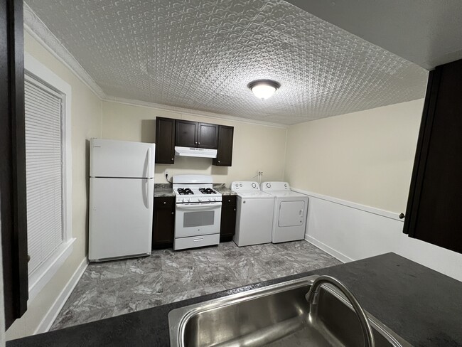 Kitchen with washer and dryer - 4 Cottage Pl