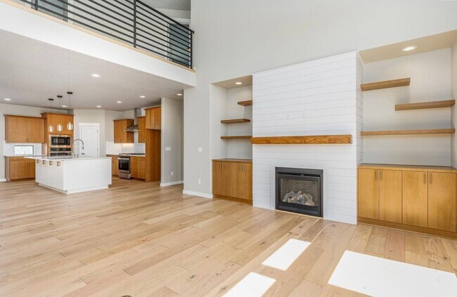 Building Photo - Luxury 4 Bedroom Home in Southridge w/4 ca...