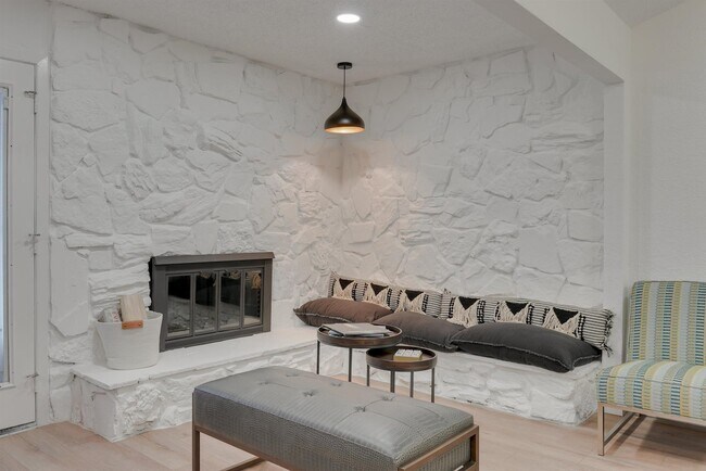 Foto del edificio - 6048 Holiday Ln