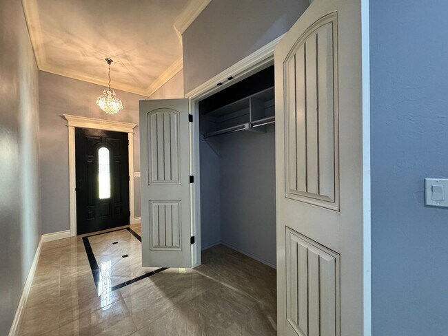 Building Photo - Spacious 3 Bed 2.5 Bath Home Near Oklahoma...