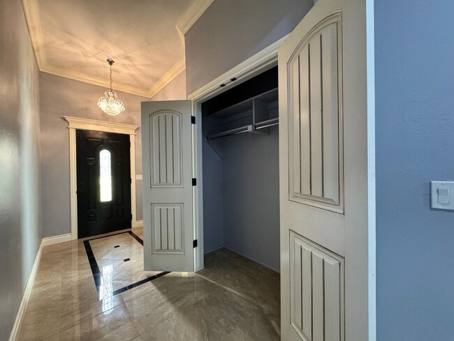 Building Photo - Spacious 3 Bedroom 2.5 Bath Home Near Okla...