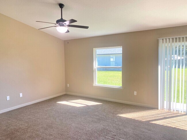 Foto del edificio - Maintenance-Free 4 Bedroom Rental!