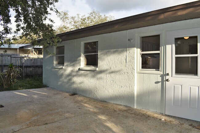 Foto del edificio - Reduced price! Great Neighborhood!
