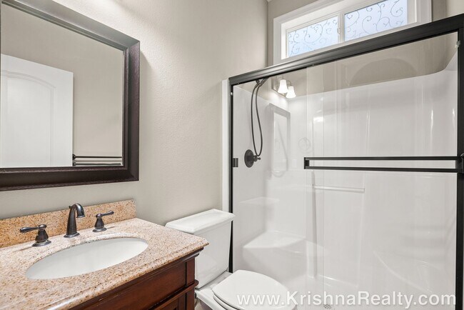 Foto del edificio - Gorgeous 4 BD* 3 BA* + Office/den Single F...