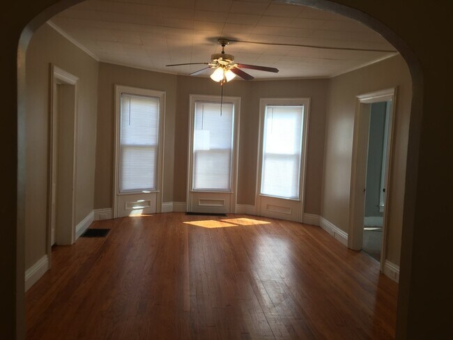Foto del edificio - Gorgeous 5 bedroom 2 bath located on friendly neighborhood for rent!!!