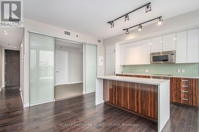 Building Photo - 300 Lisgar St